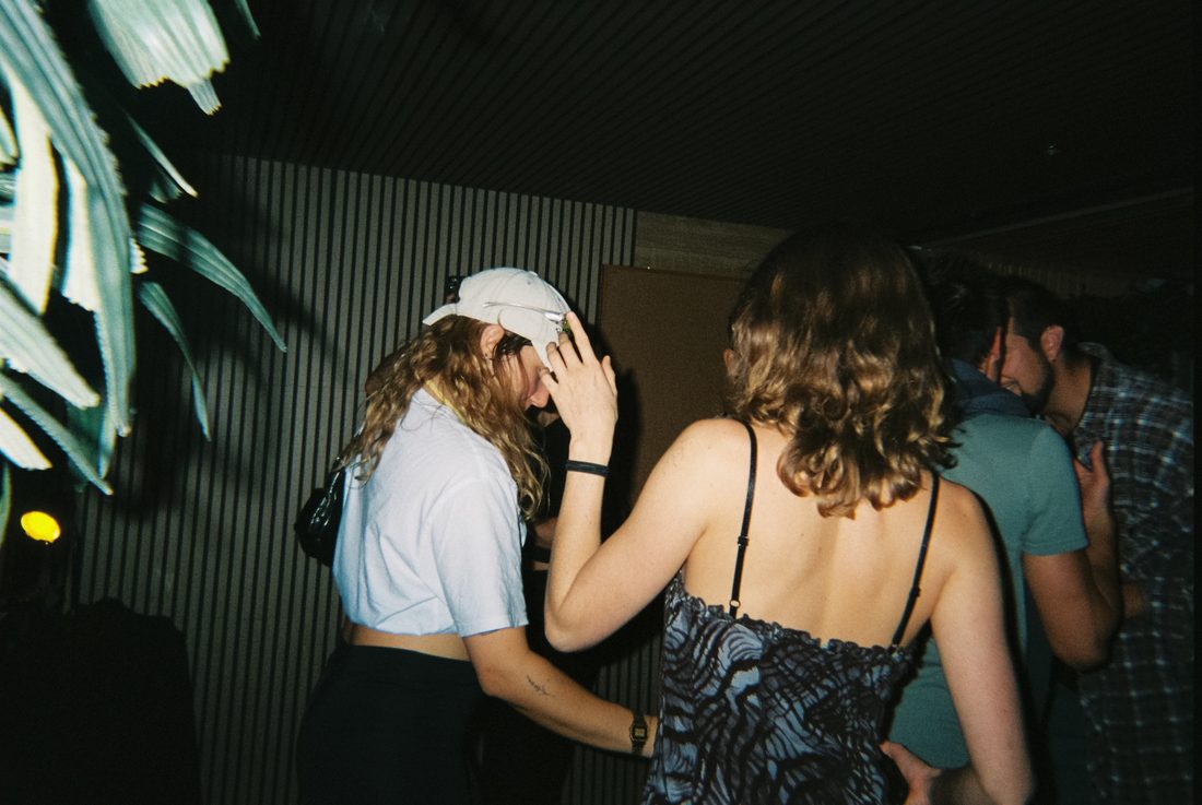 Baile de espaldas bajo plantas