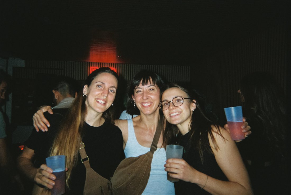 Tres amigas con copas