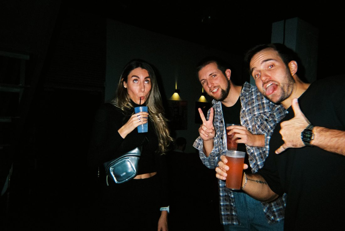 Trío con peace sign y thumbs up