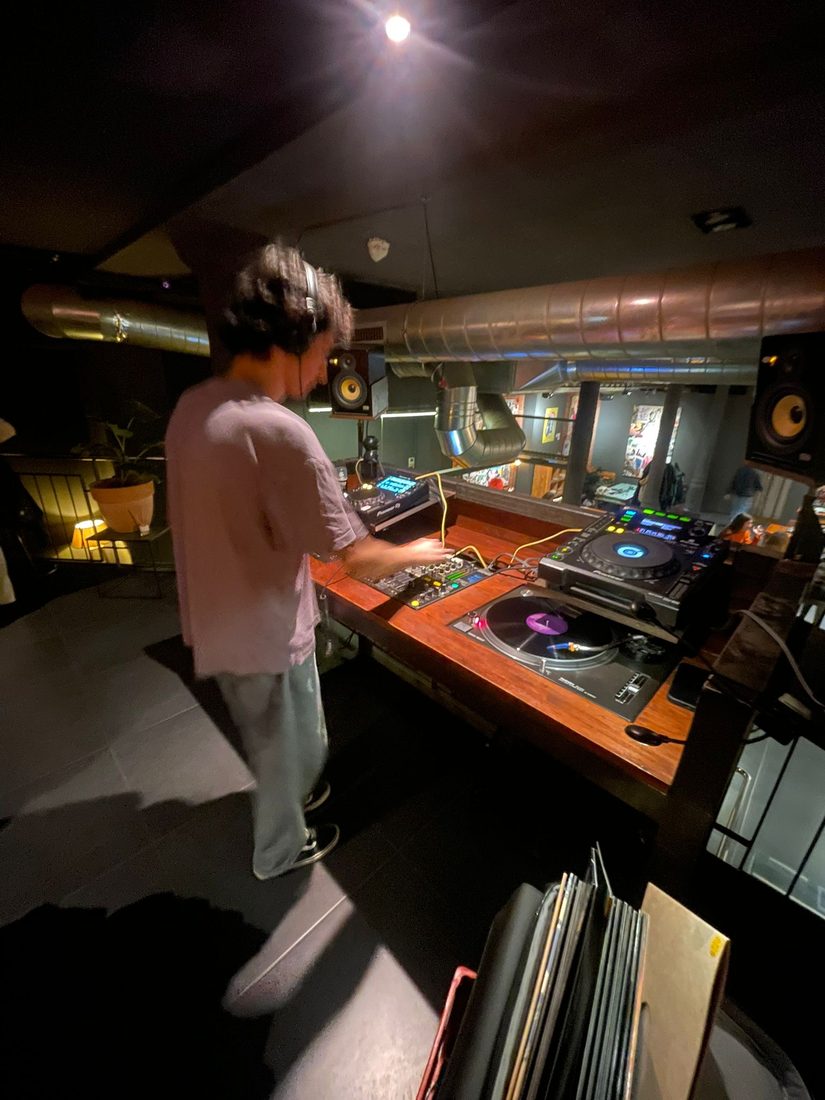 Cadence — cabina con crate de vinilos